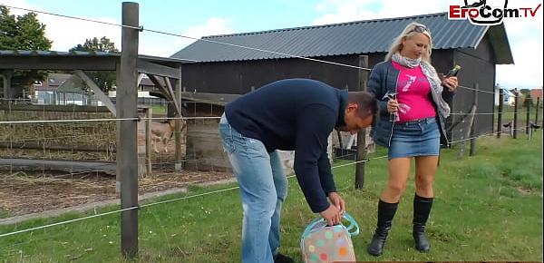 Deutsche blondine hat Sextreffen mit einem bauern auf dem bauernhof
